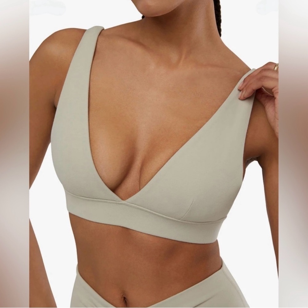 NWT WeWoreWhat V-neck Bralette Stone - Size Large
MSRP $58